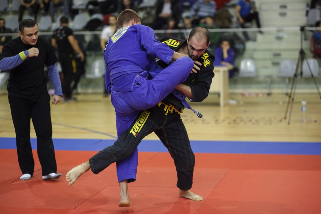 Antrenamentele intr-o sala de BJJ te pot duce si in competitii