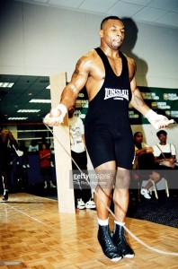 Mike Tyson sarind coarda. Se stie despre Tyson ca avea un regim de antrenament brutal, coarda fiind parte din acesta.