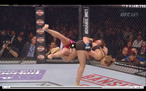 Ronda Rousey cu un Harai Goshi din Judo pentru a obtine proiectarea.