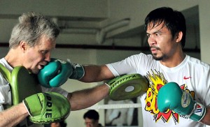 Freddie Roach antrenandu-l pe Pacquiao