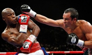 Shoulder roll-ul, una din tehnicile preferate ale lui Mayweather.