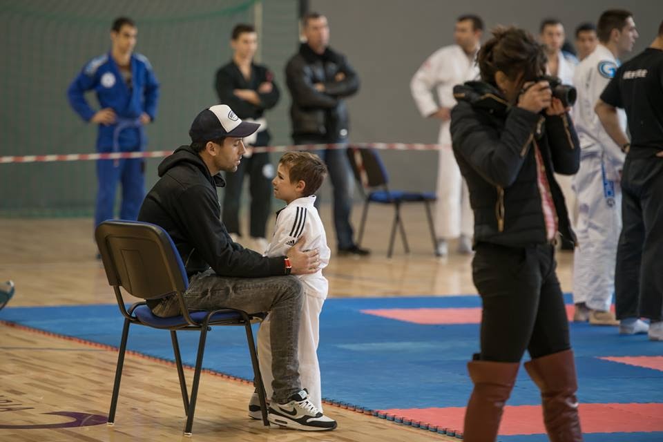 Tudor Mihaita, fondatorul Absoluto, alaturi de Vlad, unul dintre mici sportivii Absoluto