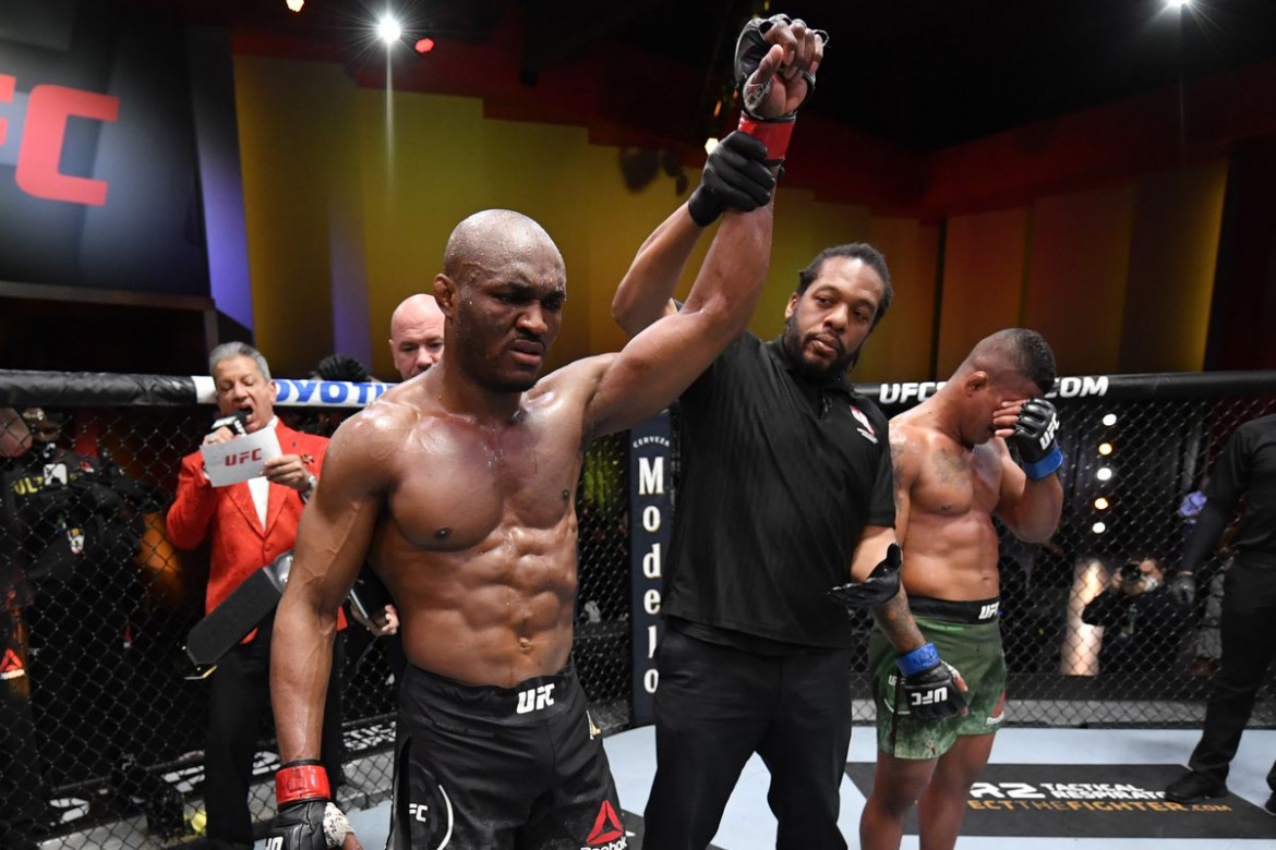 UFC 258: Kamaru Usman l-a invins pe Gilbert Burns si si-a aparat centura de campion! (VIDEO)