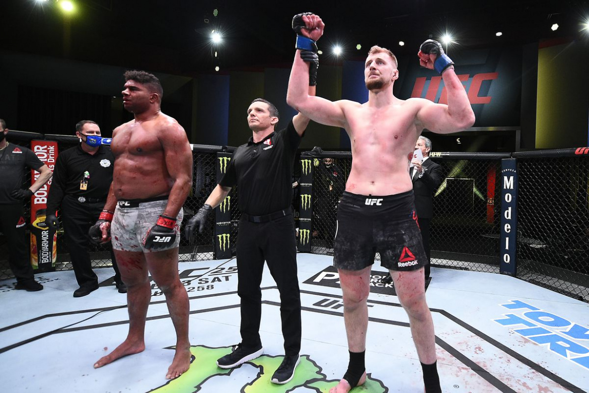 UFC Vegas 18: Aslitair Overeem pierde in mod clar. Cory Sandhagen reuseste KO-ul anlui! (VIDEO)