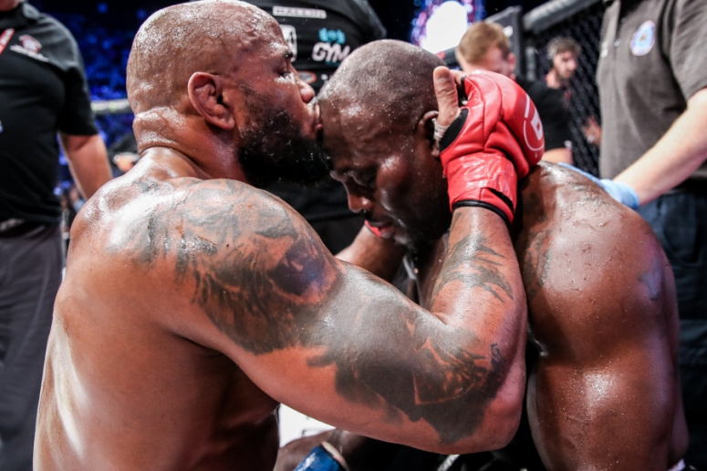 Vezi cele mai spectaculoase faze de la Bellator Dublin: Benson Henderson castiga. Yoel Romero il distruge pe Melvin Manhoef! (VIDEO)