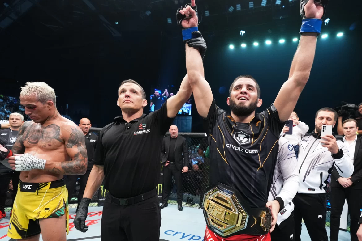 Avem un nou campion la Lightweight! Vezi toate fazele de la UFC 280: Charles Oliveira va Islam Makhachev (VIDEO)