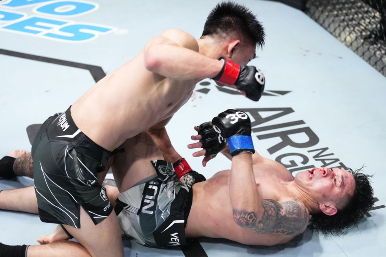 Vezi toate KO-urile si submisiile de la UFC Vegas 72: Song Yadong vs Ricky Simon! (VIDEO)