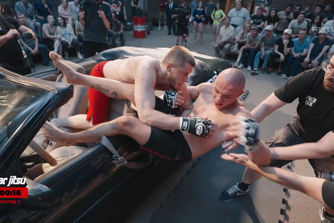 Ati mai vazut lupte de MMA in masina? (VIDEO)