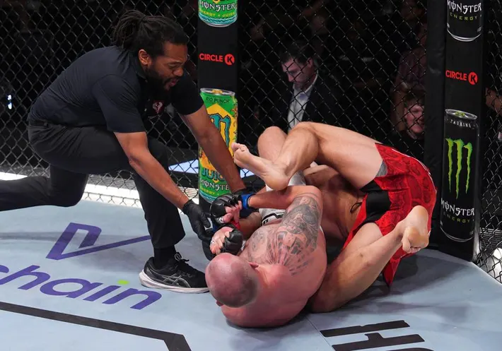 Vezi toate rezultatele si submisia reusita de Serghei Spivac impotriva lui Marcin Tybura! (VIDEO)