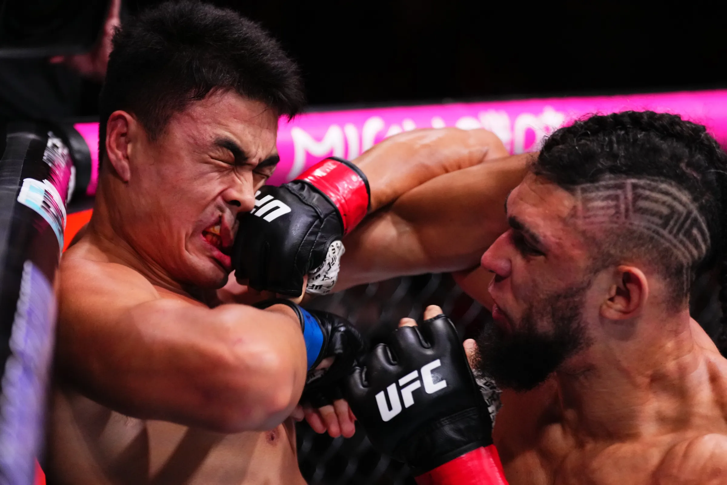 Vezi toate rezultatele si fazele memorabile de la gala UFC Shanghai: Johnny Walker vs Zhang Mingyang! (VIDEO)