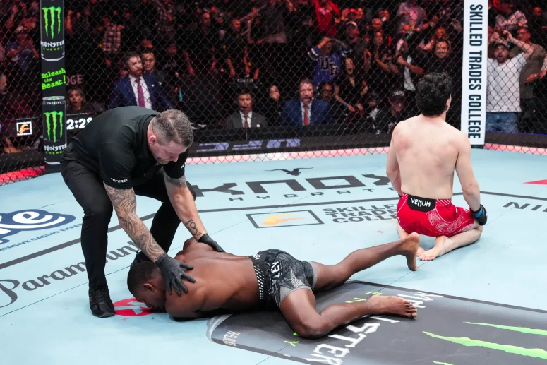 Vezi toate fazele explozive de la gala UFC Edmonton: Joaquin Buckley vs Mike Malott! (VIDEO)